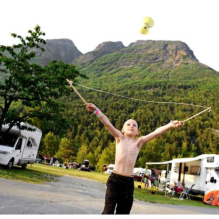 Mikkelparken Ferietun Hotel Kinsarvik Bagian luar foto
