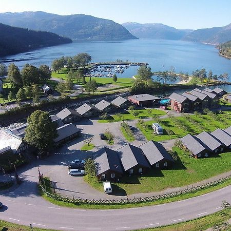 Mikkelparken Ferietun Hotel Kinsarvik Bagian luar foto