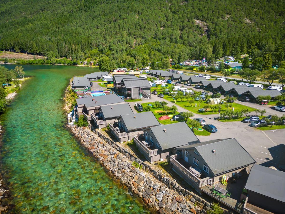 Mikkelparken Ferietun Hotel Kinsarvik Bagian luar foto