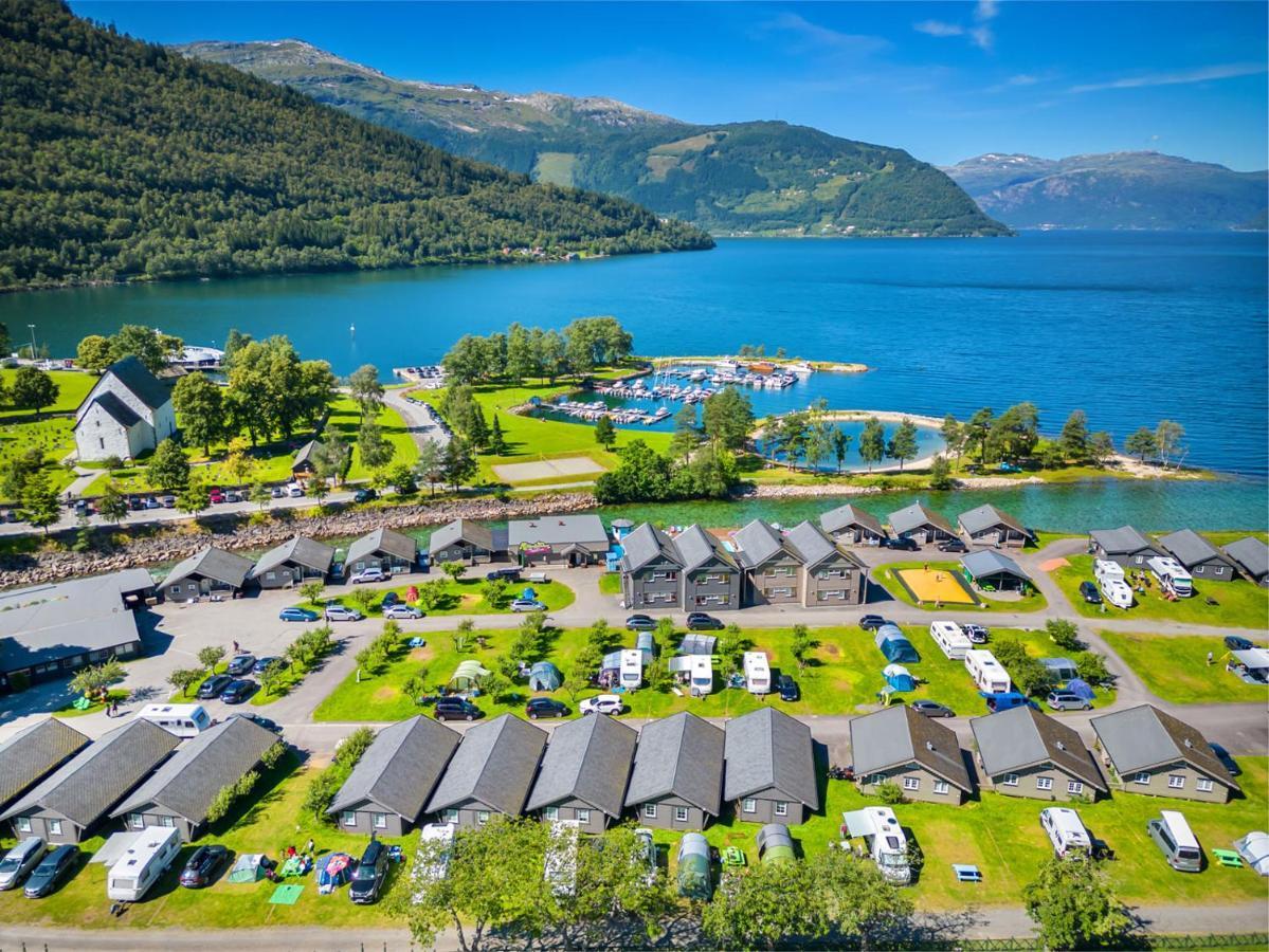 Mikkelparken Ferietun Hotel Kinsarvik Bagian luar foto