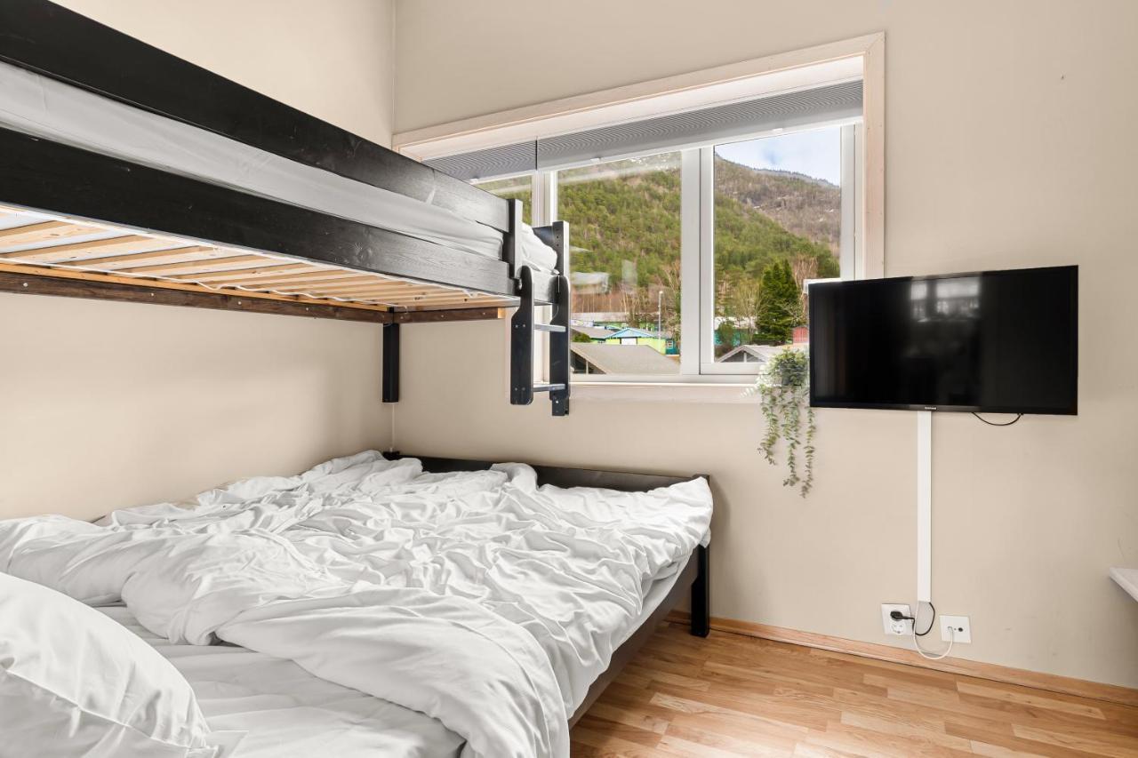 Mikkelparken Ferietun Hotel Kinsarvik Bagian luar foto