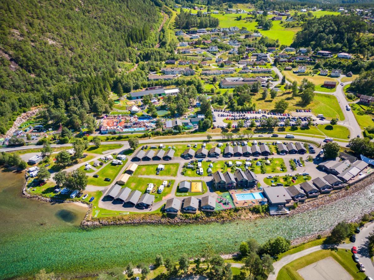 Mikkelparken Ferietun Hotel Kinsarvik Bagian luar foto