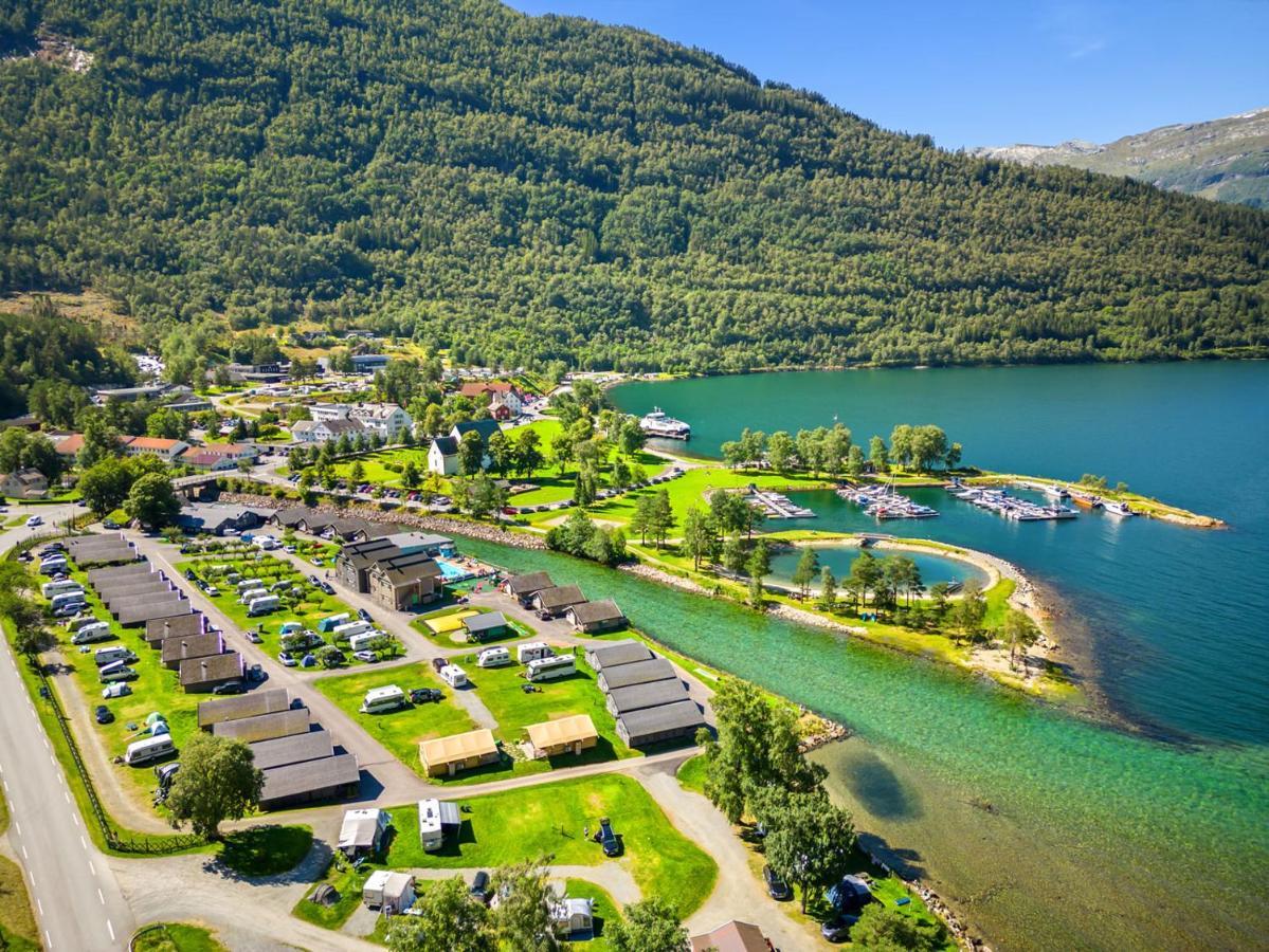 Mikkelparken Ferietun Hotel Kinsarvik Bagian luar foto
