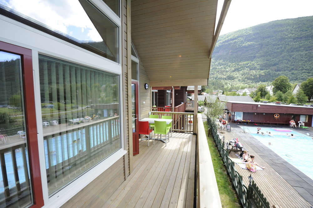 Mikkelparken Ferietun Hotel Kinsarvik Bagian luar foto